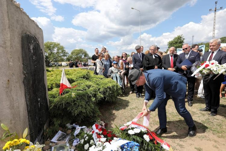 Wiceprezes IPN Mateusz Szpytma (C) składa wieniec podczas uroczystości przy pomniku ku czci pomordowanych Żydów w 77. rocznicę mordu Żydów w Jedwabnem, 10 bm. Fot. PAP/A. Reszko