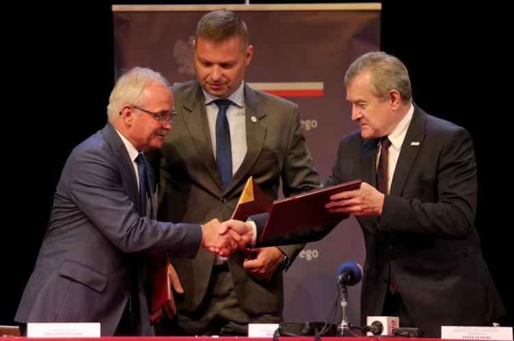 Wicepremier, minister kultury Piotr Gliński (P), starosta będziński Arkadiusz Watoła (L) oraz wiceprezydent Będzina Rafał Adamczyk (C) podczas uroczystości podpisania umowy na współprowadzenie Teatru Dzieci Zagłębia przez ministra kultury i dziedzictwa narodowego w siedzibie Teatru Dzieci Zagłębia im. Jana Dormana w Będzinie. Fot. PAP/A. Grygiel