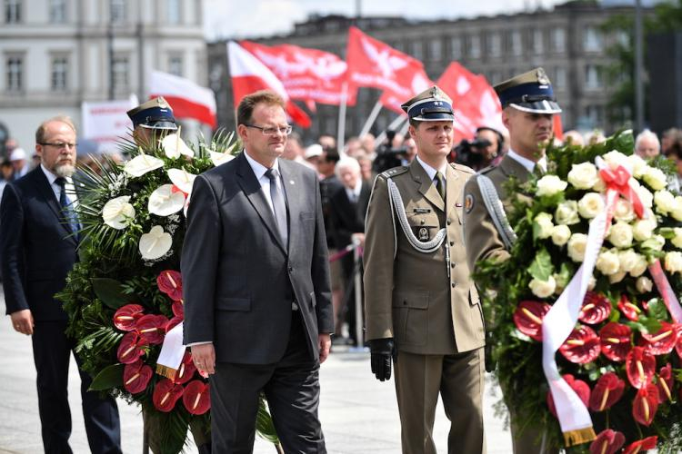 Szef Urzędu ds. Kombatantów i Osób Represjonowanych Jan Józef Kasprzyk (C-L) i ppłk Mariusz Tomalski (2P) podczas uroczystości przy Grobie Nieznanego Żołnierza w Warszawie, 8 bm. w ramach obchodów 75. rocznicy ludobójstwa Polaków na Wołyniu. Fot. PAP/B. Zborowski