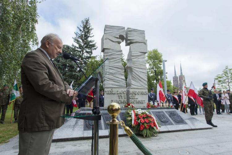 Jan Szajner podczas obchodów Narodowego Dnia Pamięci Ofiar Ludobójstwa dokonanego przez ukraińskich nacjonalistów na obywatelach II RP przy Pomniku Ofiar Ukraińskiej Powstańczej Armii we Wrocławiu. Fot. PAP/A. Koźmiński