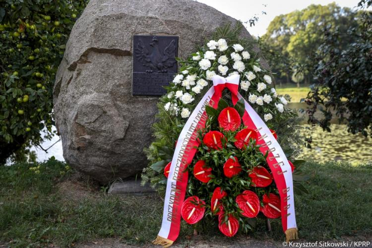 Kamionek, Warszawa, 9 08 2018 r. Wieniec złożony w imieniu prezydenta RP Andrzeja Dudy przy głazie upamiętniającym miejsce narodzin Romana Dmowskiego w 154. rocznicę jego urodzin. Źródło: Kancelaria Prezydenta Rzeczypospolitej Polskiej/K. Sitkowski