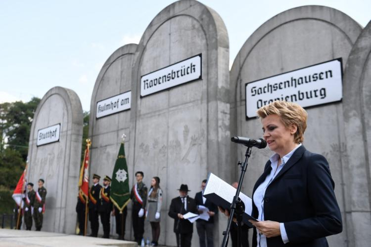 Łódź, 29.08.2018. Prezydent Łodzi Hanna Zdanowska podczas obchodów 74. rocznicy likwidacji Litzmannstadt Ghetto na byłej stacji kolejowej Radegast w Łodzi. Fot. PAP/G. Michałowski