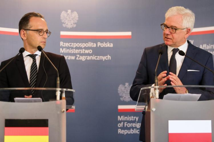 Harmęże (woj. małopolskie), 20.08.2018. Ministrowie spraw zagranicznych, Polski Jacek Czaputowicz (P) oraz Niemiec Heiko Maas (L) podczas konferencji prasowej po spotkaniu w Centrum św. Maksymiliana w miejscowości Harmęże koło Oświęcimia. Fot. PAP/A. Grygiel