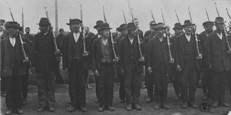 Grupa powstańców z I Powstania Śląskiego. 1919 r. Fot. CAW