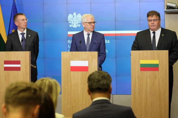 Warszawa, 06.08.2018. Minister spraw zagranicznych Jacek Czaputowicz (C), minister spraw zagranicznych Litwy Linas Linkevicius (P) i minister spraw zagranicznych Łotwy Edgars Rinkevics (L) podczas oświadczenia dla prasy przed wylotem do Gruzji, w Warszawie. Fot. PAP/L. Szymański