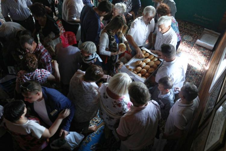 Wierni dzielą się sadogą i życzą sobie wszystkiego najlepszego z okazji Święta Ofiarowania, czyli Kurban Bajram, Kruszyniany na Podlasiu. Fot. PAP/A. Reszko