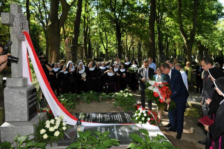 Prezes IPN Jarosław Szarek podczas odsłonięcia i poświęcenia tablicy nagrobnej matki Matyldy Getter na Cmentarzu Powązkowskim w Warszawie. Fot. PAP/R. Pietruszka