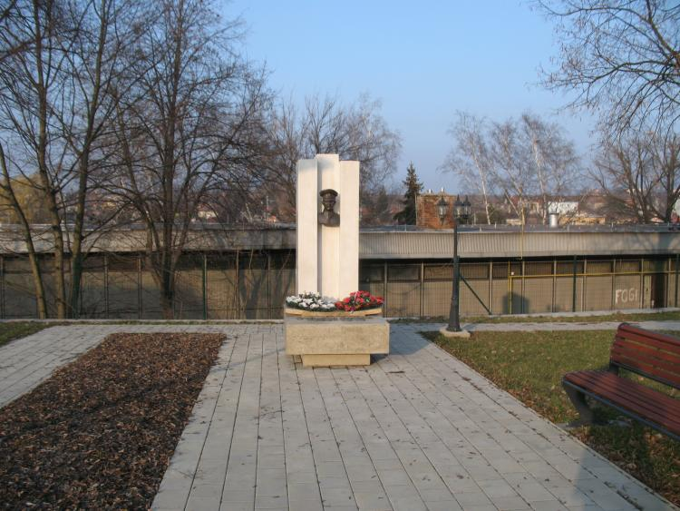 Memoriał Jána Goliana w Golianowie (do 1948 r. Lapášske Ďarmoty), Słowacja. J. Golian był jednym z przywódców Słowackiego Powstania Narodowego 1944 r. Źródło: Wikimedia Commons
