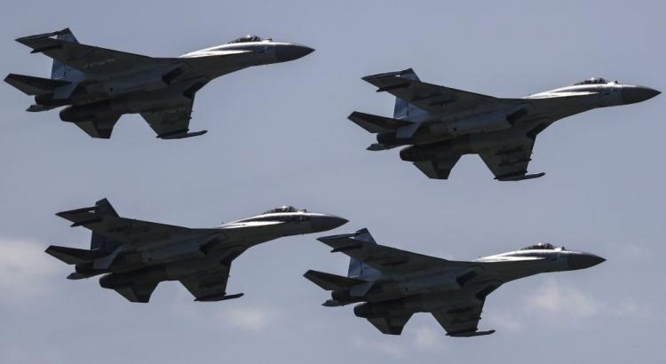 Myśliwce Su-35 podczas pokazu lotniczego w ramach 2017 MAKS Air Show w Moskwie, 21 lipca 2017 r.. Fot. PAP/EPA/S. Ilnitsky  