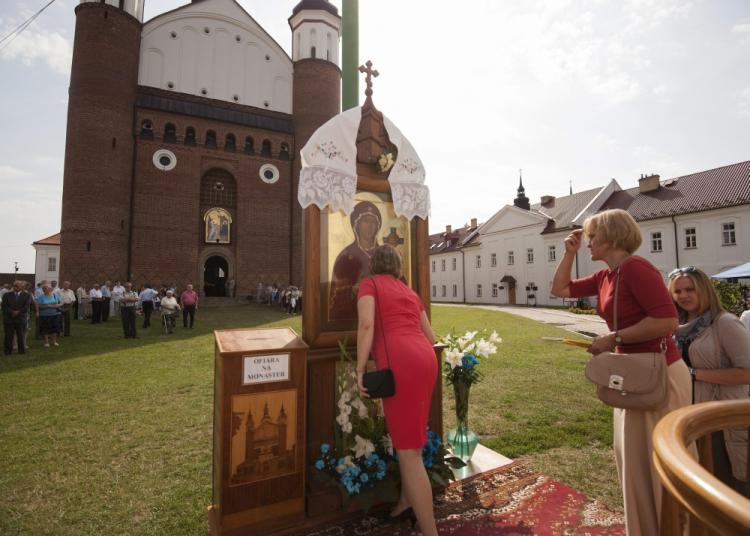 Supraśl (woj. podlaskie). Wierni oddają cześć ikonie wystawionej przed Cerkwią Zwiastowania na terenie monasteru Zwiastowania Przenajświętszej Bogurodzicy i św. Jana Teologa. Fot. PAP/M. Zieliński