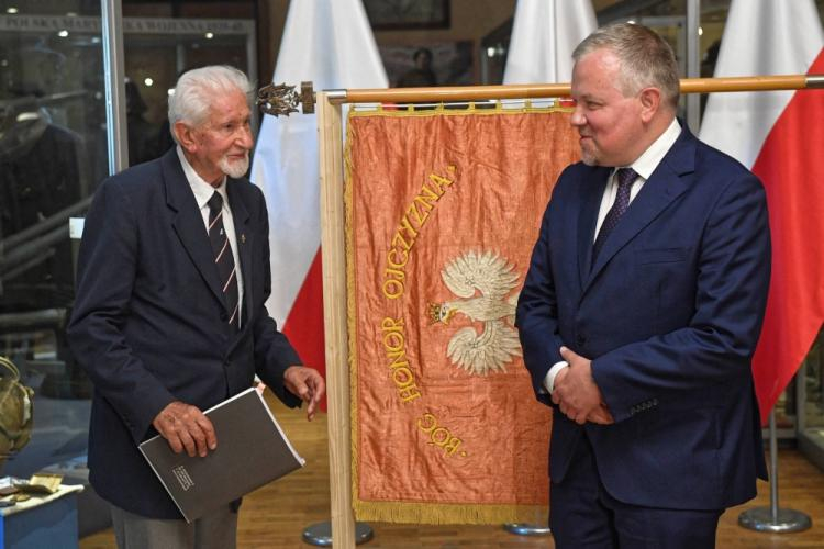 Warszawa, 22.08.2018. Prezes Zarządu Głównego Światowego Związku Żołnierzy AK Leszek Żukowski ps. „Antek” (L) i dyrektor Muzeum Wojska Polskiego dr Adam Buław (P) podczas przekazania do Muzeum Wojska Polskiego sztandaru oddziału AK „Kmicica”. Fot. PAP/R. Pietruszka