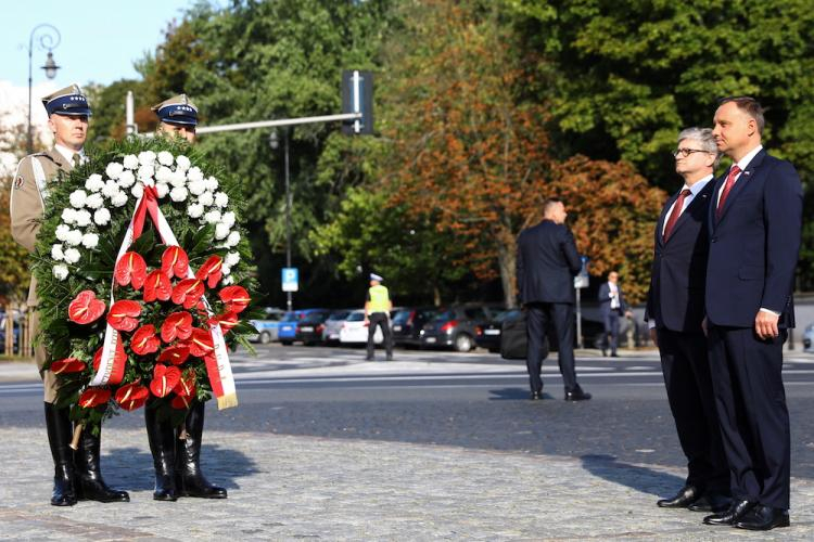  Prezydent Andrzej Duda (P) i szef BBN Paweł Soloch (2P) składają wieniec przed pomnikiem Marszałka Józefa Piłsudskiego. Fot. PAP/R. Guz