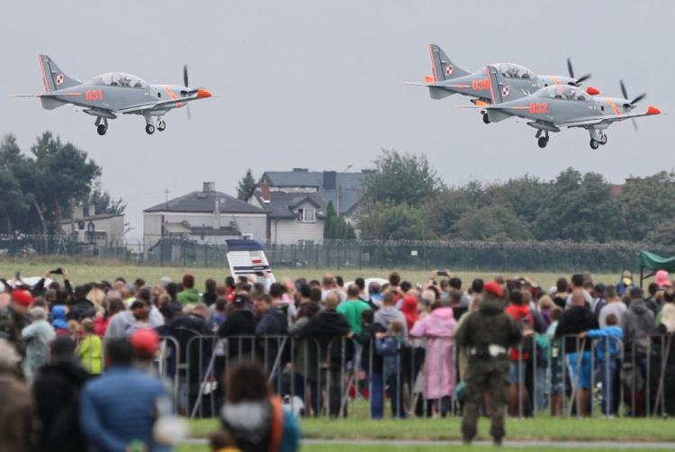 Samoloty śmigłowe PZL-130 Orlik z Zespołu Akrobacyjnego Orlik podczas Międzynarodowych Pokazów Lotniczych Air Show w Radomiu. Fot. PAP/L. Szymański