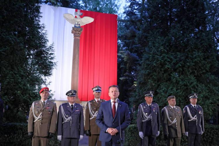 Minister obrony narodowej Mariusz Błaszczak (C) podczas Apelu Pamięci zorganizowanego, 14 bm. w ramach centralnych uroczystości z okazji Święta Wojska Polskiego na Cmentarzu Wojskowym na Powązkach. Fot. PAP/L. Szymański