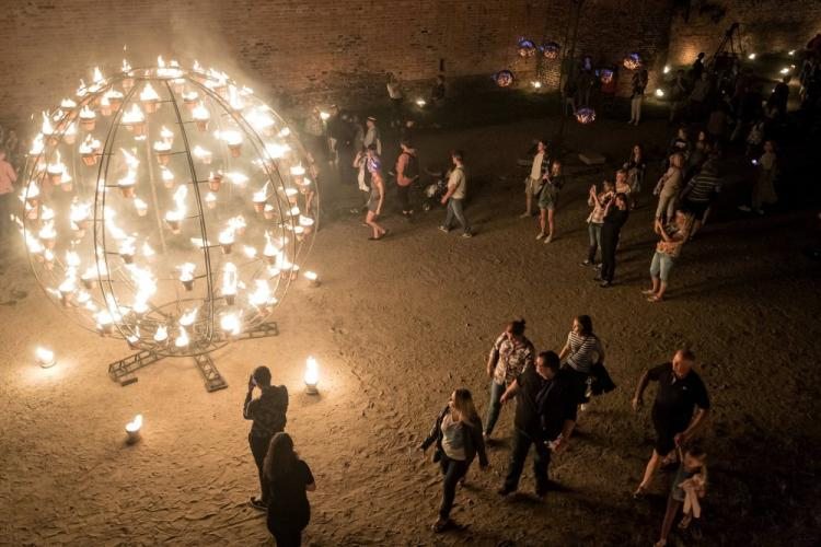 Bella Skyway Festival 2018: instalacja francuskiej grupy Compagnie Carabosse w ruinach Zamku Krzyżackiego i w Fosie Zamkowej. Fot. PAP/T. Żmijewski