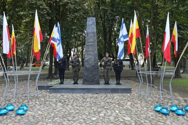 Uroczystości przed pomnikiem Bohaterów Getta na placu im. Mordechaja Tenenbauma w Białymstoku związane z 75. rocznicą wybuchu powstania w białostockim getcie. Fot. PAP/A. Reszko