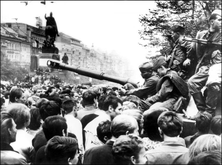 Czechosłowacja 1968: sowiecki czołg na placu Wacława w Pradze. Fot. PAP/EPA
