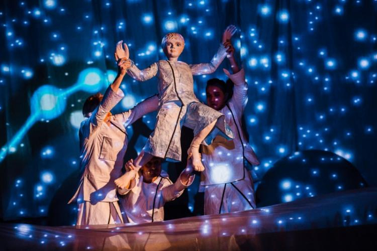 Scena ze spektaklu „Dwie wyspy” Teatru Lalki i Aktora „Kubuś” w Kielcach. Źródło: Teatr „Kubuś”