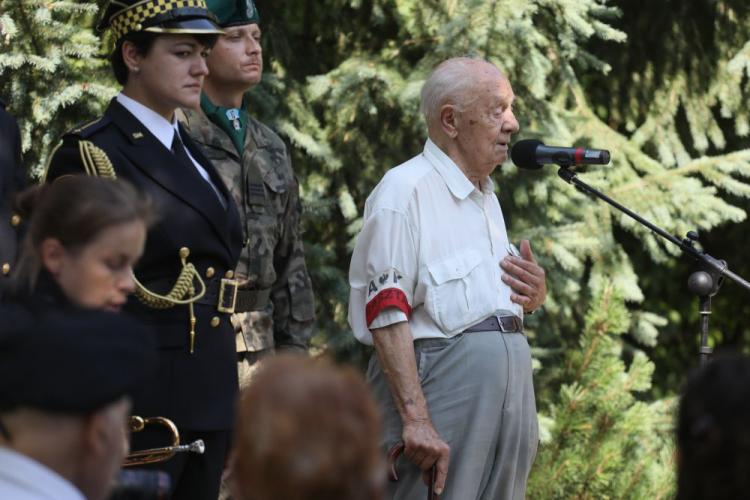 Wiceprezes Związku Powstańców Warszawy Eugeniusz Tyrajski ps. „Sęk” (P) podczas uroczystości przed pomnikiem "Mokotów Walczący 1944" w Parku Dreszera. Fot. PAP/P. Supernak