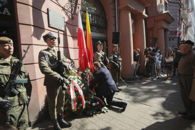 Szef Urzędu ds. Kombatantów i Osób Represjonowanych Jan Józef Kasprzyk składa wieniec przed tablicą upamiętniającą płk. Antoniego Chruściela "Montera" przy gmachu na ul. Filtrowej 68. Fot. PAP/L. Szymański