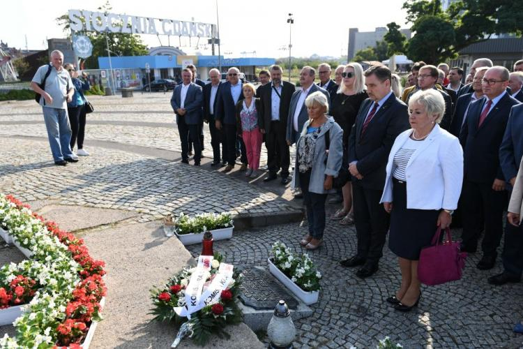 rzewodniczący NSZZ "Solidarność" Piotr Duda (C-P) wraz z członkami Komisji Krajowej NSZZ Solidarność składają kwiaty przed Pomnikiem Poległych Stoczniowców w Gdańsku. Fot. PAP/A. Warżawa