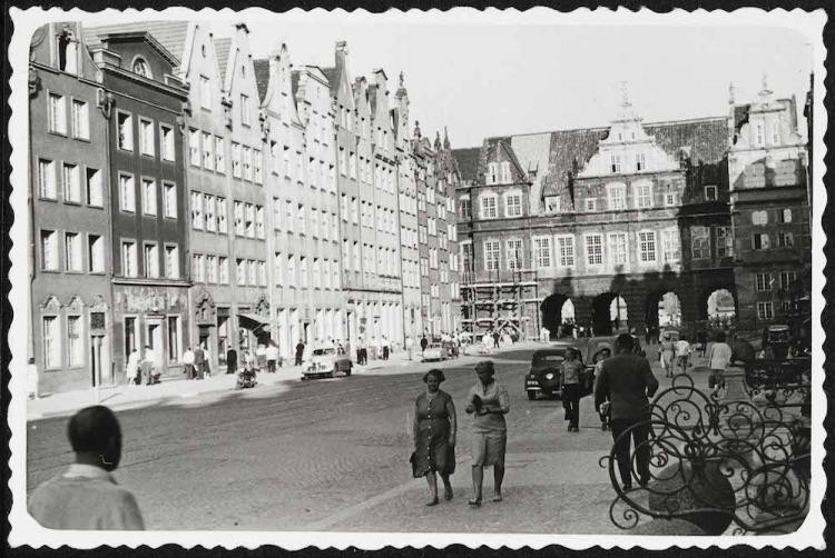 Brama Zielona widziana od strony Długiego Targu. Gdańsk Stare Miasto, lipiec 1959 r. Źródło: Muzeum Gdańska
