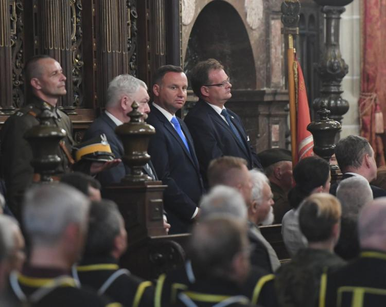 Prezydent Andrzej Duda (2P), szef Urzędu ds. Kombatantów i Osób Represjonowanych Jan Józef Kasprzyk (P) i prezydent Krakowa Jacek Majchrowski (3P) uczestniczą w mszy świętej w katedrze wawelskiej w intencji ojczyzny i marszałka Józefa Piłsudskiego. Fot. PAP/J. Bednarczyk