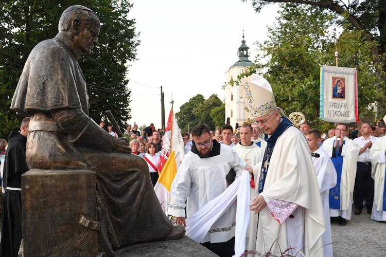 Przewodniczący KEP abp Stanisław Gądecki (C-P) podczas odsłonięcia pomnika kard. Karola Wojtyły w ramach obchodów 350-lecia Sanktuarium Męki Pańskiej i Matki Bożej w Kalwarii Pacławskiej. Fot. PAP/D. Delmanowicz