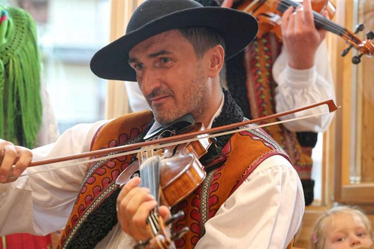 Muzyk Sebastian Karpiel-Bułecka podczas 50. Międzynarodowego Festiwalu Folkloru Ziem Górskich Fot. PAP/G. Momot