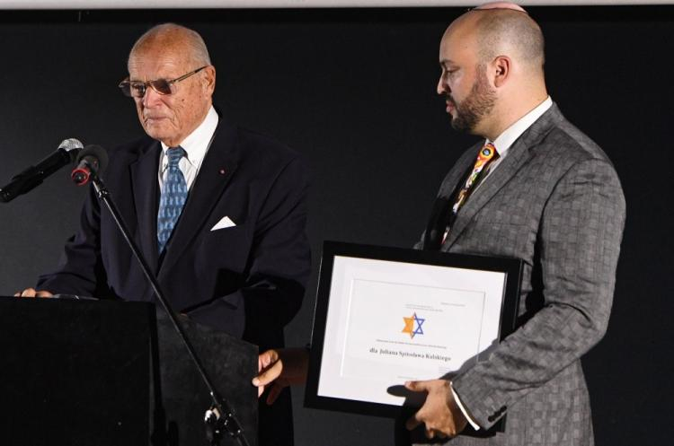 Julian Eugeniusz Kulski (L) i prezes fundacji „From the Depths” Jonny Daniels podczas ceremonii wręczenia odznaczeń From the Depths dla Sprawiedliwych im. Edwarda Mosberga. Fot. PAP/R. Pietruszka