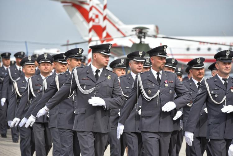 Uroczystości przed Pomnikiem Bohaterskim Lotnikom Dęblińskiej Szkoły Orląt w Dęblinie podczas obchodów 100-lecia lotnictwa wojskowego. Fot. PAP/T. Koryszko