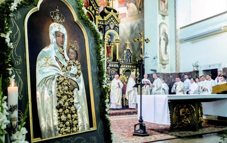 Uroczystość koronacji wizerunku Matki Bożej Mikołowskiej - msza święta w kościele pw. św. Wojciecha w Mikołowie. Fot. PAP/A. Grygiel