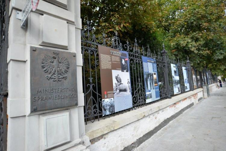 Wystawa „First to fight. Polacy na frontach II wojny światowej” na ogrodzeniu budynku Ministerstwa Sprawiedliwości. Źródło: Ministerstwo Sprawiedliwości