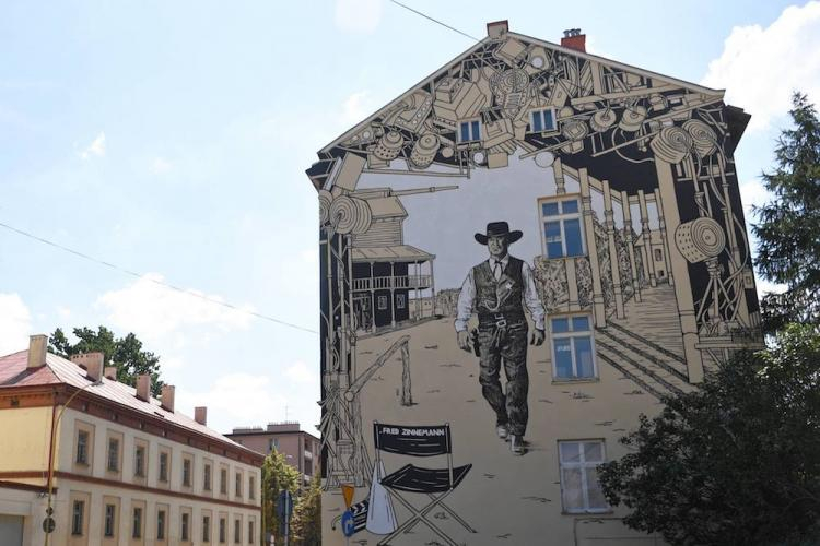 Mural inspirowany twórczością reżysera filmowego Freda Zinnemanna, 3 bm. na ścianie Departamentu Kultury i Dziedzictwa Narodowego Podkarpackiego Urzędu Marszałkowskiego w Rzeszowie. Fot. PAP/D. Delmanowicz