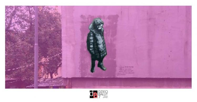 Odsłonięcie muralu z wizerunkiem dziewczynki z Litzmannstadt Getto przy ul. Wawelskiej 1 w Łodzi. Źródło: Stowarzyszenie "Na co dzień i od święta"