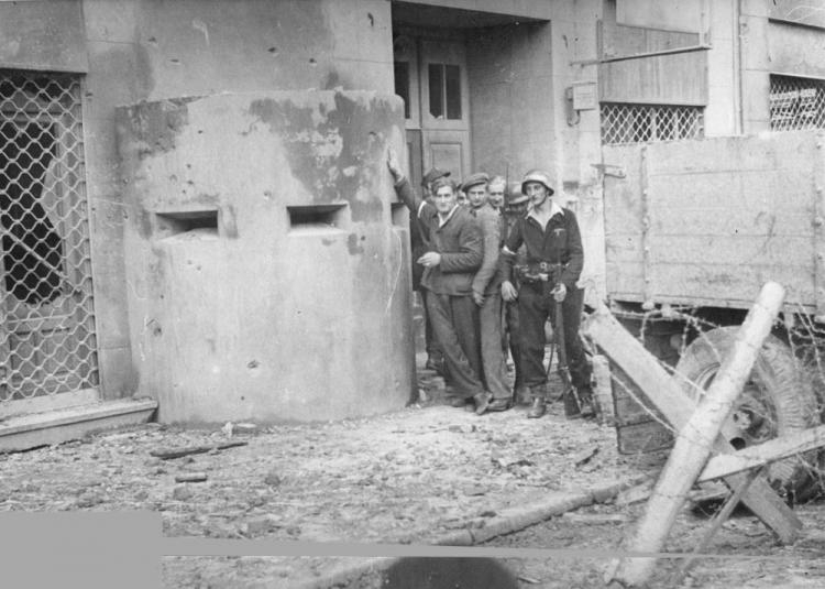 Powstańcy z batalionu „Chrobry I” przed zdobytym gmachem Nordwache. 03.08.1944. Źródło: Wikimedia Commons