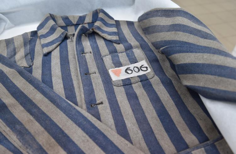 Elementy odzieży należącej do więźniów byłego niemieckiego nazistowskiego obozu koncentracyjnego Auschwitz. Fot. PAP/J. Bednarczyk