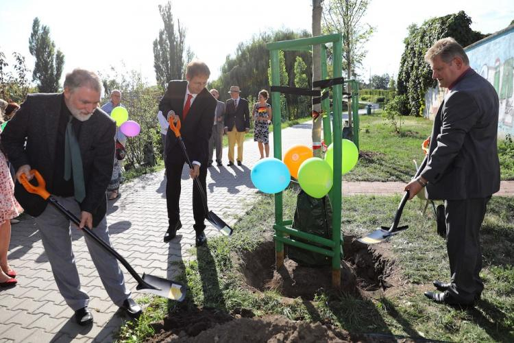 Kierownik działu ekumenicznego Kościoła Ewangelickiego w Westfalii dr Ulrich Moller (2L), Superintendant kościoła w Hesji Nadreńskiej i Księstwie Nassau dr Klaus-Volker Schutz (L) i zwierzchnik Kościoła Ewangelicko-Augsburskiego w RP, biskup Jerzy Samiec (P) podczas uroczystości posadzenia drzewa. Fot. PAP/R. Guz