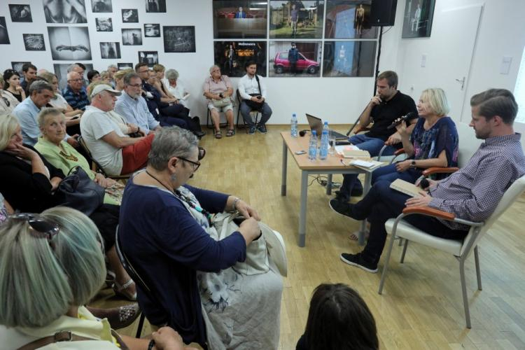 Dr Barbara Olech (2P) z Uniwersytetu w Białymstoku, przedstawiciel Galerii im. Sleńdzińskich w Białymstoku Dawid Bujno (P) oraz historyk z Uniwersytetu w Białymstoku Wiesław Wróbel (3P) podczas promocji "Pamiętnika" Dawida Szapiro w Centrum im. L. Zamenhofa w Białymstoku. Fot. PAP/A. Reszko