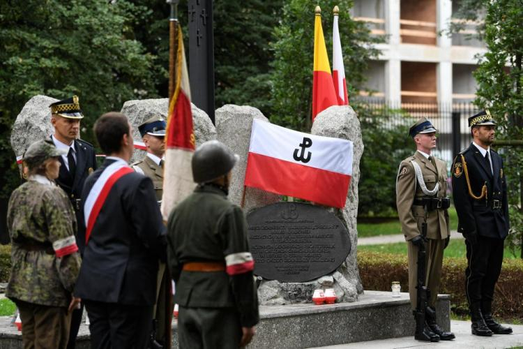 Uroczystości przed pomnikiem w ramach uroczystości upamiętniającej 74. rocznicę zbombardowania przez lotnictwo niemieckie kwater batalionu „Chrobry I” w Pasażu Simonsa. Fot. PAP/B. Zborowski