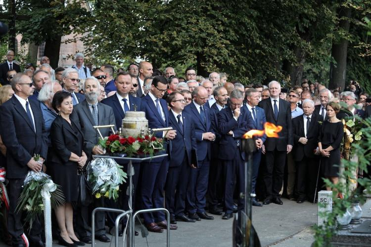 Prezydent Andrzej Duda (4L) i premier Mateusz Morawiecki (5L), minister przedsiębiorczości i technologii Jadwiga Emilewicz (2P), wicemarszałek Sejmu Ryszard Terlecki (3P), prezes PiS Jarosław Kaczyński (4P) i wicepremier, minister nauki i szkolnictwa wyższego Jarosław Gowin (6P) podczas uroczystości pogrzebowych prof. Marii Dzielskiej. Fot. PAP/J. Bednarczyk