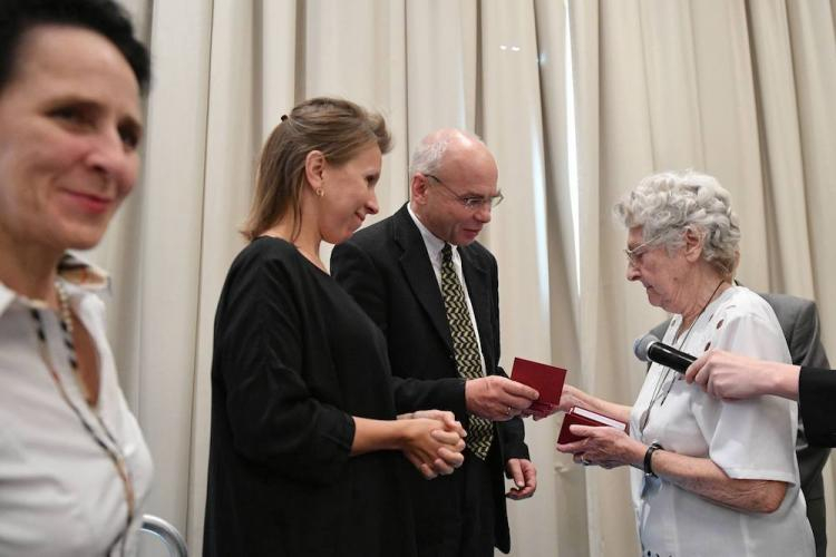 Zastępca dyrektora ds. Organizacyjnych Muzeum POLIN Dorota Keller-Zalewska (L), zastępca Dyrektora ds. Programowych Muzeum POLIN Jolanta Gumula (2L), prezes Polskiego Towarzystwa Sprawiedliwych Wśród Narodów Świata Anna Stupnicka-Bando (P) i Dyrektor Muzeum Historii Żydów Polskich POLIN Dariusz Stola (2P) podczas 38. Konferencji Genealogii Żydowskiej współorganizowanej przez Muzeum POLIN, 7 bm. w warszawskim hotelu Hilton. Fot. PAP/M. Obara