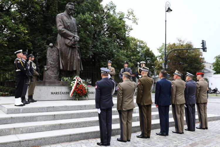 Mariusz Błaszczak składa kwiaty przed pomnikiem Marszałka Józefa Piłsudskiego. Fot. PAP/R. Guz