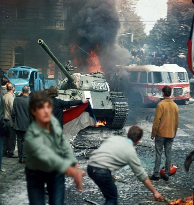 Młodzi mieszkańcy Pragi rzucają koktajle Mołotowa w sowieckie czołgi wjeżdżające do miasta. 21.08.1968. Fot. PAP/CTK/L. Hajsky 