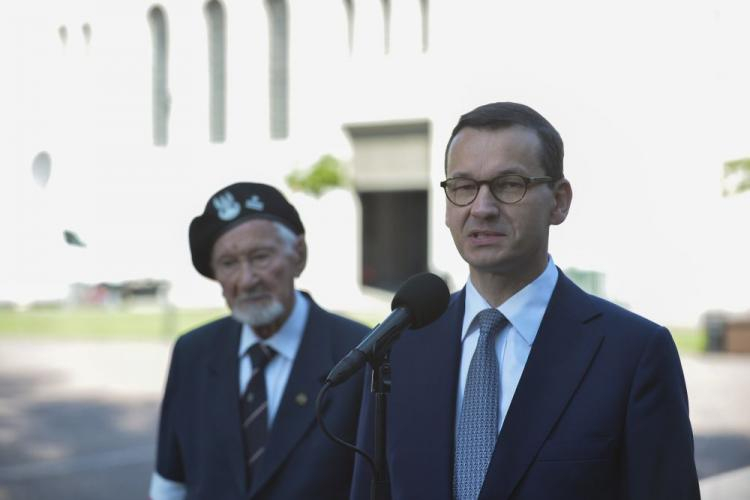 Premier Mateusz Morawiecki (P) i prezes Zarządu Głównego Światowego Związku Żołnierzy AK Leszek Żukowski ps. „Antek” (L) podczas wypowiedzi dla mediów po wizycie w Muzeum Powstania Warszawskiego. Fot. PAP/M. Obara