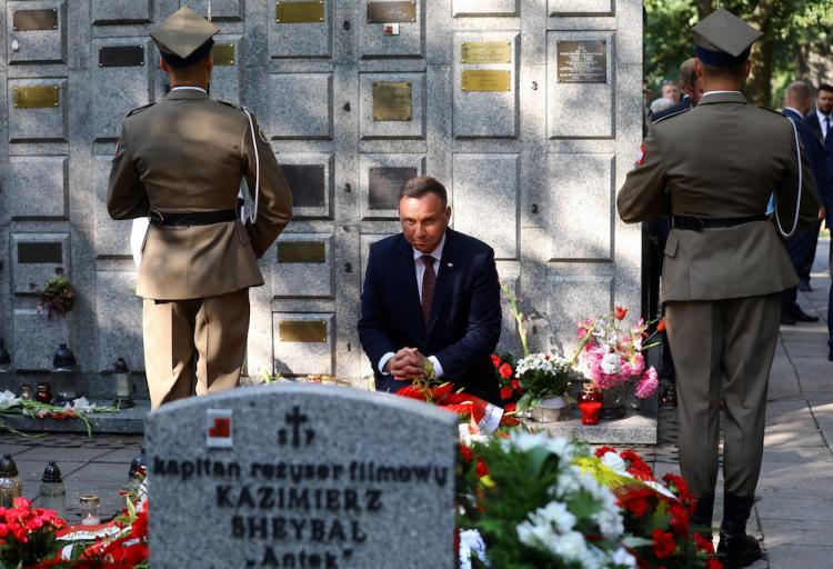 Prezydent Andrzej Duda (C) podczas uroczystości upamiętniających 74. rocznicę wybuchu Powstania Warszawskiego przed grobem wojskowego dowódcy PW gen. bryg. Antoniego Chruściela „Montera” na Cmentarzu Wojskowym na Powązkach, 1 bm. w Warszawie. Fot. PAP/R. Guz