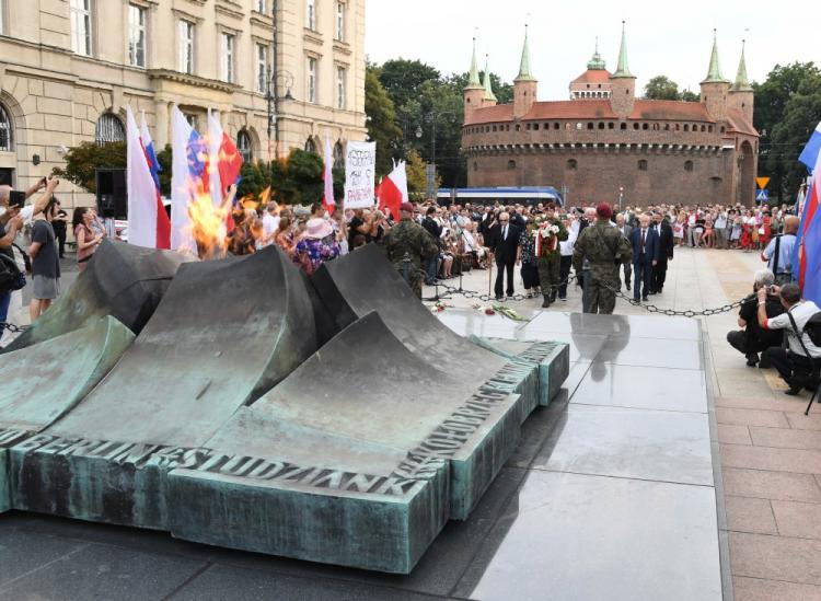 Kombatanci składają kwiaty na Grobie Nieznanego Żołnierza w Krakowie podczas uroczystości w 74. rocznicę wybuchu Powstania Warszawskiego. Fot. PAP/J. Bednarczyk