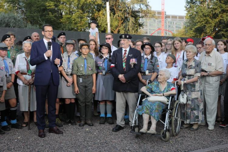 Premier Mateusz Morawiecki (P) podczas spotkania z harcerzami i kombatantami w Muzeum Powstania Warszawskiego w 74. rocznicę wybuchu Powstania Warszawskiego. Fot. PAP/P. Supernak