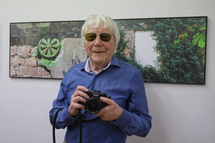 Fotograf Tadeusz Rolke podczas otwarcia swojej wystawy pt. „Będzie dobrze” w Galerii Le Guern w Warszawie. Fot. PAP/P. Supernak