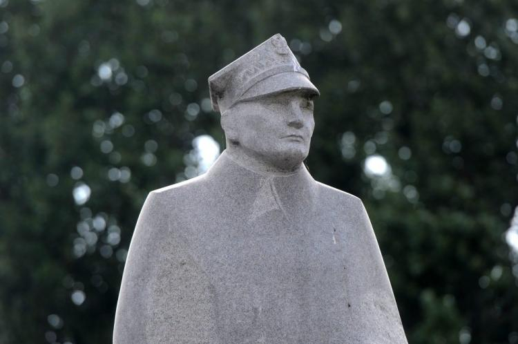 Pomnik generała Stefana Roweckiego ps. Grot w Warszawie. 2013 r. Fot. PAP/G. Jakubowski